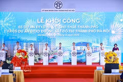 Le Premier ministre Le Minh Hung et plusieurs hauts dirigeants de l’État procèdent au lancement officiel de ces projets. Photo: VNA
