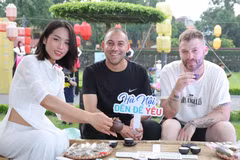 Des touristes découvrent l'art de la dégustation du thé au lotus du lac de l'Ouest, au sein de la Cité impériale de Thang Long à Hanoï. Photo : VNA