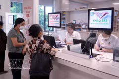 Paiement des frais à l'hôpital général de Lam Hoa à Thai Binh. Photo: VNA