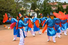Tro Xuan Pha (danse Xuan Pha) est reconnu comme patrimoine culturel immatériel national. Photo: VNA