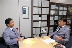 Le professeur Choe Won Gi, directeur du Centre d'études sur l'ASEAN et l'Inde à l'Académie diplomatique nationale de République de Corée (Korea National Diplomatic Academy - KNDA), répond à une interview de la VNA. Photo: VNA 