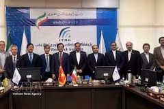 Séance de travail entre l’ambassadeur du Vietnam en Iran, Nguyen Luong Ngoc, et des responsables de l’Institut de recherche sur les TIC. Photo: VNA