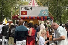Le stand de de l'association "We love Pho" attire de nombreux visiteurs. Photo: VNA