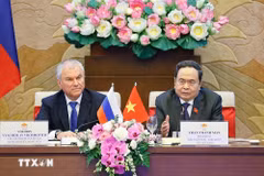 Le président de l'Assemblée nationale du Vietnam, Tran Thanh Man (droite), et le président de la Douma d'État russe, Viatcheslav Volodine. Photo: VNA 