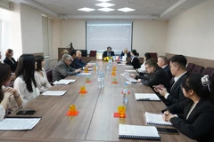 Les délégués participent au symposium. Photo: VNA