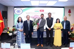 Des représentants de la Chambre de commerce indienne au Vietnam (INCHAM) offrent des fleurs à l'Association d'amitié Vietnam-Inde de Hô Chi Minh-Ville. Photo : VNA