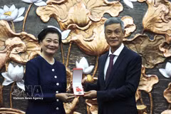 L’ambassadeur du Vietnam au Cambodge Nguyen Minh Vu remet l’Ordre de l’Amitié à Mme Chea Kim Tha. Photo : VNA