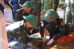 Des soldats prélèvent des échantillons de restes de soldats tombés au champ d'honneur au cimetière national des martyrs de Truong Son. Photo : VNA