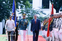 Le secrétaire général et président To Lam (droite) et le président philippin Ferdinand Romualdez Marcos Jr. (gauche) passent en revue la garde d'honneur. Photo : VNA