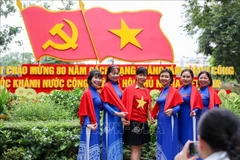 Dans l'ambiance festive, de nombreux Hanoïens descendent dans la rue pour prendre des photos avec le drapeau national, témoignant ainsi de leur patriotisme et de leur fierté nationale. Photo d'illustration : VNA