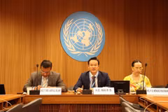 L’ambassadeur Mai Phan Dung (au milieu), chef de la Mission du Vietnam auprès de l’ONU, de l’OMC et d’autres organisations internationales à Genève, participe à un débat organisé dans le cadre de la 59e session du Conseil des droits de l’homme des Nations Unies. Photo: VNA