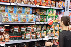 Une cliente choisit des nouilles instantanées dans un supermarché à Séoul, en République de Corée. Photo : Yonhap/VNA