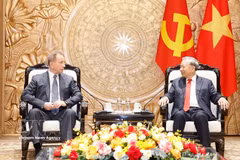 Le secrétaire général du Parti communiste du Vietnam et président de la République, To Lam (droite), et le directeur de la Garde nationale de Russie, Viktor Zolotov. Photo: VNA