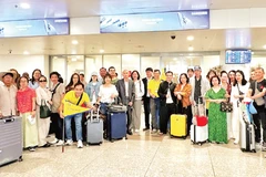 Tous les touristes vietnamiens participant au circuit organisé par Vietravel au départ du Moyen-Orient sont arrivés à l'aéroport international de Noi Bai, le 4 mars. Photo : nhandan.vn