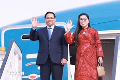 Le Premier ministre Pham Minh Chinh, son épouse sont arrivés au Koweït. Photo: VNA