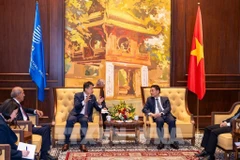 Le ministre des Sciences et des Technologies, Nguyên Manh Hung (droite), reçoit Daren Tan, directeur général de l'OMPI. Photo: VNA