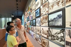 Films documentaires, diapositives d'objets et documents historiques numérisés dans l'espace d'exposition du musée de Da Nang. Photo : My Ha/VNA