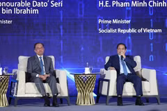 Le Premier ministre Pham Minh Chinh prend la parole lors d'un colloque intitulé «Réseau intelligent : construire des ponts grâce à la collaboration souveraine en matière d'IA». Photo : VNA 