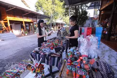 Des produits fabriqués par des minorités ethniques sont vendus sur un site touristique de la province de Phu Tho. Photo : VNA