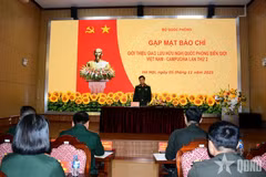 Le général de division Nguyen Van Duc, chef du Département de la sensibilisation et de l’entraînement du Département général de la politique de l’Armée populaire du Vietnam, à la conférence de presse. Photo: VNA