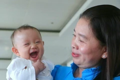 La province de Hâu Giang récompense les familles ayant eu deux filles. Ici, une mère et son bébé lors de la cérémonie tenue le 5 janvier 2023. Photo : VNA