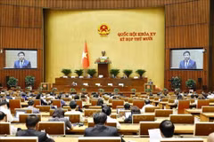 Le ministre des Finances, Nguyen Van Thang, présente le projet de loi sur les réserves nationales (amendée). Photo : Doan Tan - VNA 