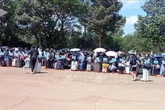 Les 353 citoyens vietnamiens sont remis par les autorités cambodgiennes. Photo: VNA