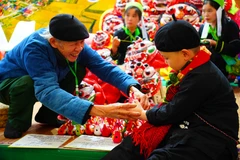 Un artisan de l'ethnie Tày présente fièrement le « poulet traditionnel », une création artisanale typique de sa communauté. Photo : VNA