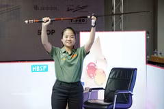 Nguyen Duc Yen Sinh remporte le titre de champion dans la catégorie carambole 3 bandes féminine lors des 14es Championnats d'Asie de billard carambole. Photo: VNA