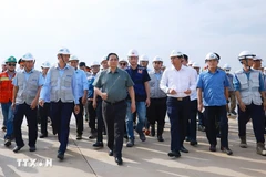 Le Premier ministre Pham Minh Chinh effectue une visite d'inspection du chantier à l'aéroport international de Long Thành. Photo: VNA