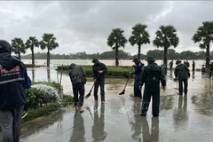 Des officiers et des soldats sont mobilisés pour nettoyer le centre-ville de Hue. Photo : Van Dung/VNA