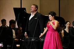Le soprano Joseph Calleja et la soprano Kathryn Lewek au concert. Photo: VNA