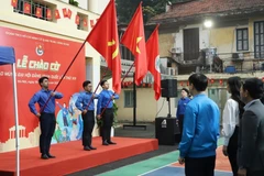 Une cérémonie de lever du drapeau national ogranisé par l’organe du Comité central de l’Union de la jeunesse communiste Ho Chi Minh. Photo: VNA