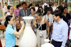 Les invités de l'APEC découvrent la poterie de Chu Dâu à Hai Phong