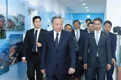 Le secrétaire général du Parti communiste du Vietnam (PCV), Tô Lâm, visite le port de Busan. Photo: VNA