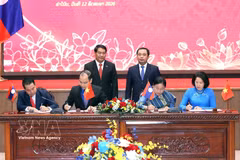 Tran Duc Thang (droite, 2e rang), secrétaire du Comité municipal du PCV de Hanoï, et Athsaphangthong Siphandone, secrétaire du Comité municipal du PPRL et président du Conseil populaire de la capitale lao, assistent à la cérémonie de signature de documents de coopération. Photo: VNA