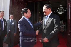 Le Premier ministre Pham Minh Chinh (droite) et son homologue lao Sonexay Siphandone. Photo: VNA