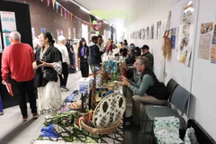 Les produits vietnamiens attirent les touristes internationaux. Photo : VNA