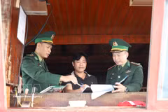 Des pêcheurs de la province de Nghe An signent un engagement à ne pas pratiquer la pêche INN. Photo : VNA
