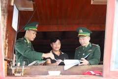 Des pêcheurs de la province de Nghe An signent un engagement à ne pas pratiquer la pêche INN. Photo : VNA
