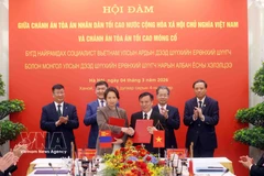 Cérémonie de signature d'un protocole d'accord de coopération entre l'Académie de la Cour du Vietnam et l’Institut de formation, de recherche et d'information judiciaires de Mongolie. Photo: VNA