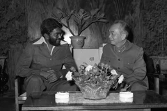 Le général Vo Nguyen Giap (droite), vice-Premier ministre du Vietnam, reçoit le secrétaire du Comité central du Front de libération du Mozambique (FRELIMO), et ministre d’État du Mozambique, Rogiério Otaca Monteiro, lors de sa visite au Vietnam, le 30 octobre 1977. Photo : VNA