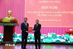 Le secrétaire du Comité central du Parti et chef de la Commission d’organisation du Comité central, Le Minh Hung (gauche), remet la décision du Bureau politique portant sur la mutation, l’affectation et la désignation de Le Ngoc Quang, membre du Comité central et secrétaire du Comité du Parti de Quang Tri, au poste de secrétaire du Comité du Parti de la province de Da Nang pour le mandat 2025–2030. Photo: VNA