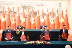Le secrétaire général du Parti communiste et président de la République du Vietnam, To Lam, et le secrétaire général du Parti communiste et président chinois, Xi Jinping, assistent à la cérémonie de signature de documents de coopération majeurs entre des ministères, secteurs et localités des deux pays. Photo: VNA