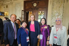 La vice-présidente de l'Assemblée nationale du Vietnam, Nguyen Thi Thanh (2e, droite), rencontre la présidente de l'Assemblée nationale française, Yaël Braun-Pivet (au milieu). Photo: VNA