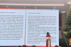 Mme Nguyen Thi Tuyet, directrice du Musée du Front de la Patrie du Vietnam et du Musée des Femmes du Vietnam, s'exprime à la cérémonie d’ouverture de l'exposition. Photo: VNA