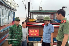 Les autorités de la province de Quang Tri inspectent régulièrement les navires de pêche opérant en mer. Photo : VNA 