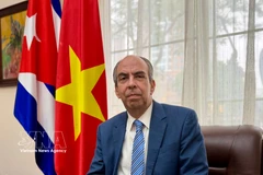 L'ambassadeur cubain Rogelio Polanco Fuentes répond à une interview de la VNA. Photo : VNA