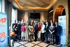 La vice-ministre des Affaires étrangères, Lê Thi Thu Hang, et les ambassadeurs et chargés d'affaires des pays membres de l'UE. Photo: VNA