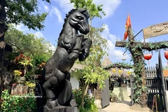 La mascotte du cheval est sculptée en bois flotté. Photo : VNA